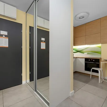 Klimatyczny Z Parkingiem I Balkonem By Renters شقة