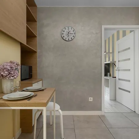 Klimatyczny Z Parkingiem I Balkonem By Renters فروتسواف